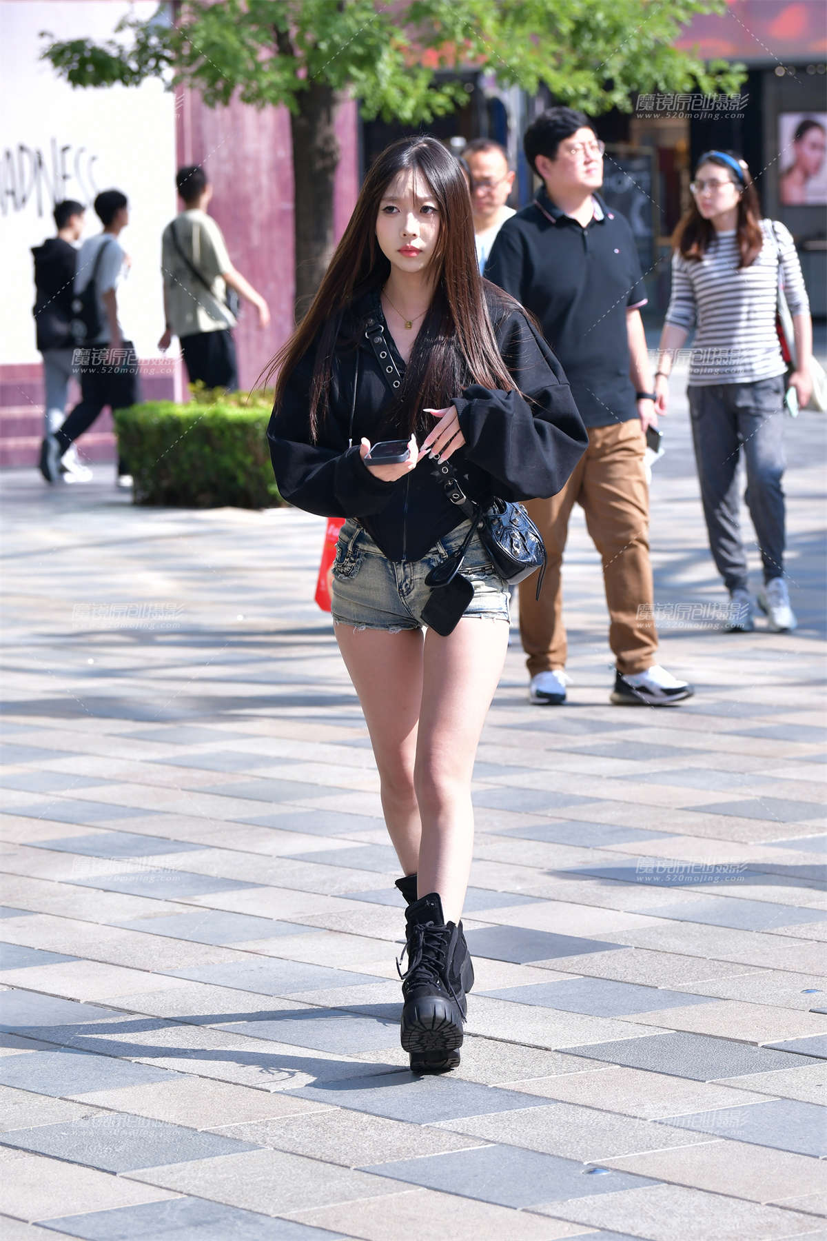 ★长腿超紧致热裤美女-日更街拍