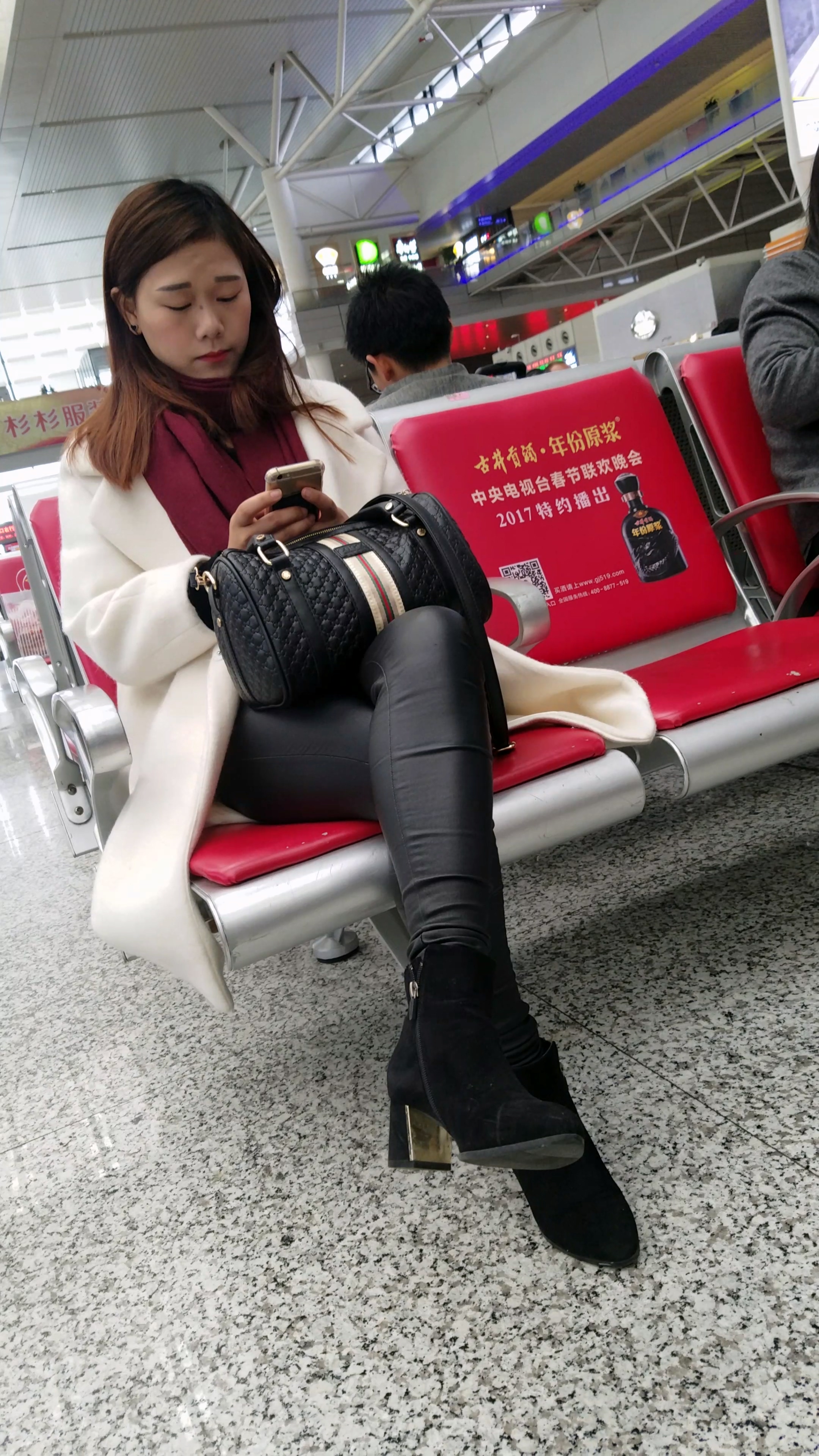 [4K高清视频]高铁站候车的黑色紧身皮裤长发少妇-日更街拍