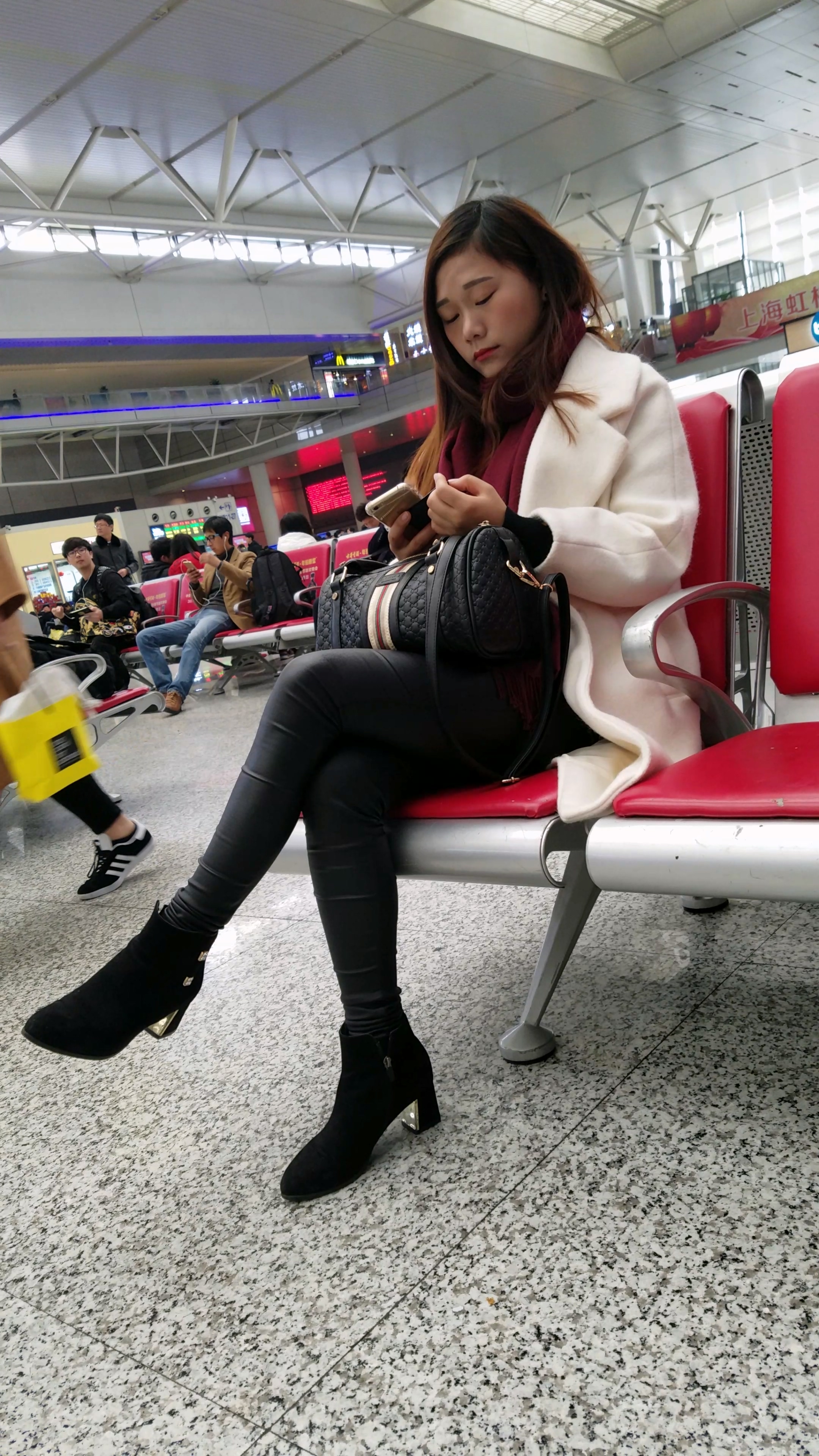 图片[2]-[4K高清视频]高铁站候车的黑色紧身皮裤长发少妇-日更街拍