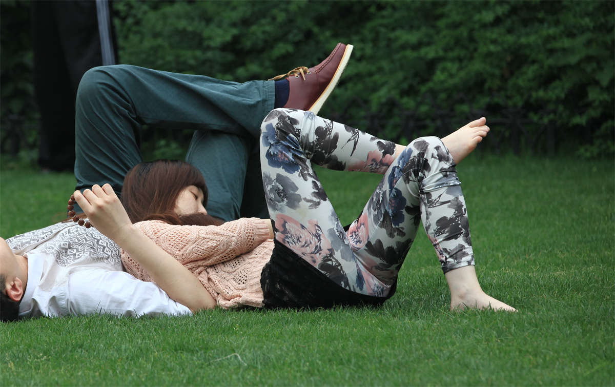 图片[2]-踏青公园街拍系列No.51 恋爱中的女孩姿势奔放仿佛置身无人之境-日更街拍