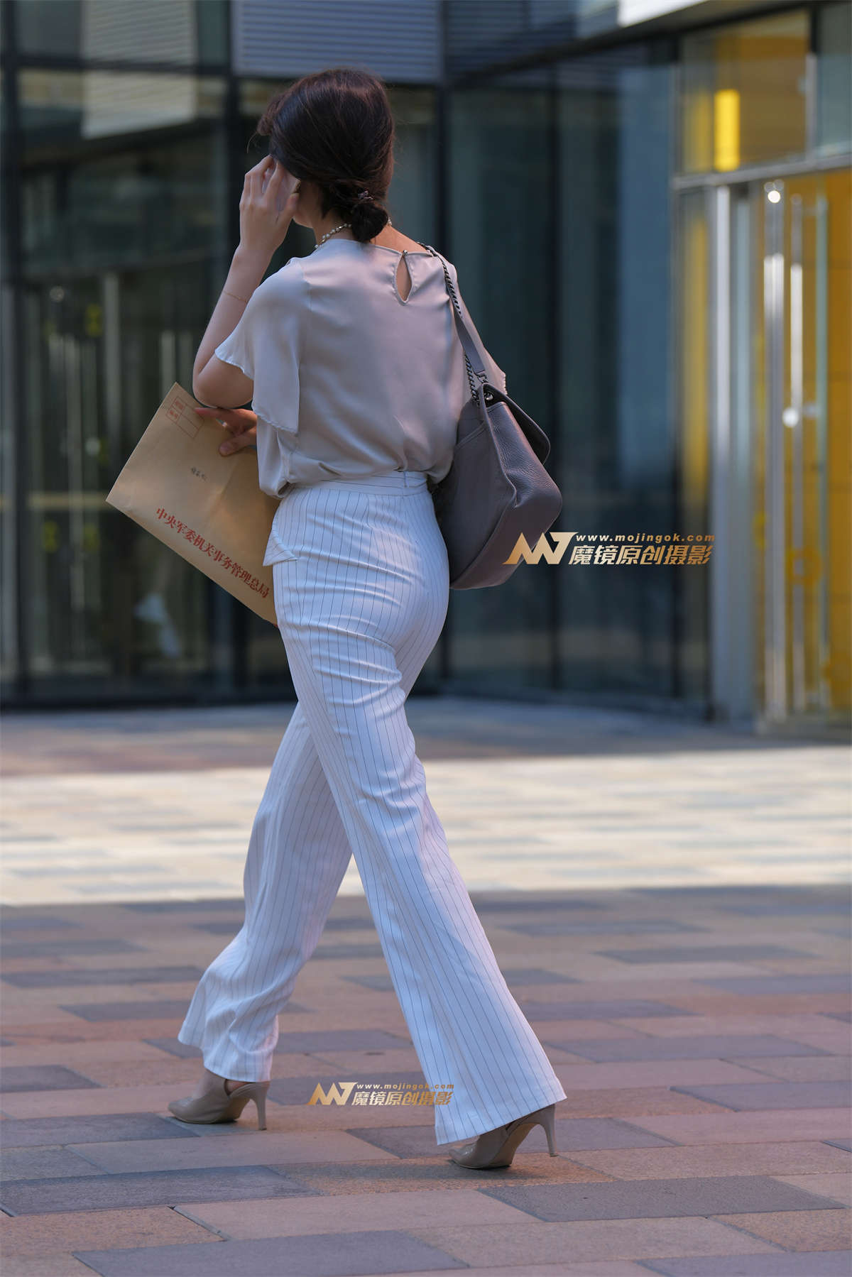 图片[2]-【红石赛帖】性感白裤少妇-日更街拍