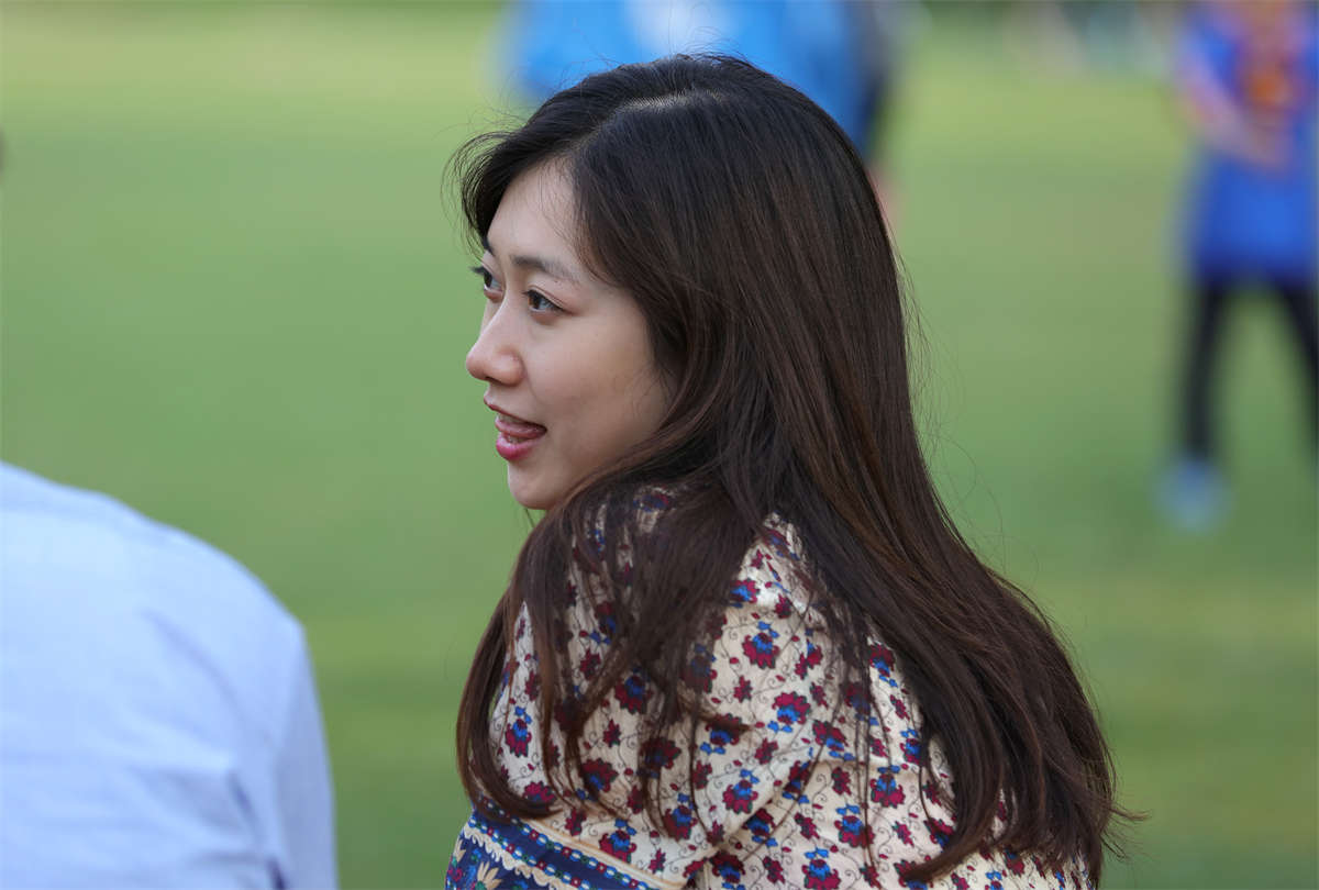 图片[2]-踏青公园街拍系列No.738 如假包换的性感韩妹上演赤足诱惑 第1套-日更街拍