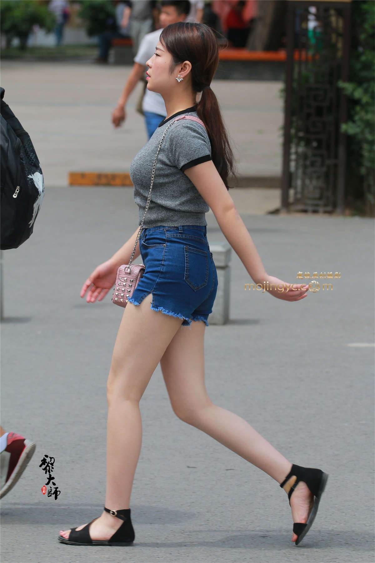 身材凹凸有致的长腿短裤紧牛（10P）-日更街拍