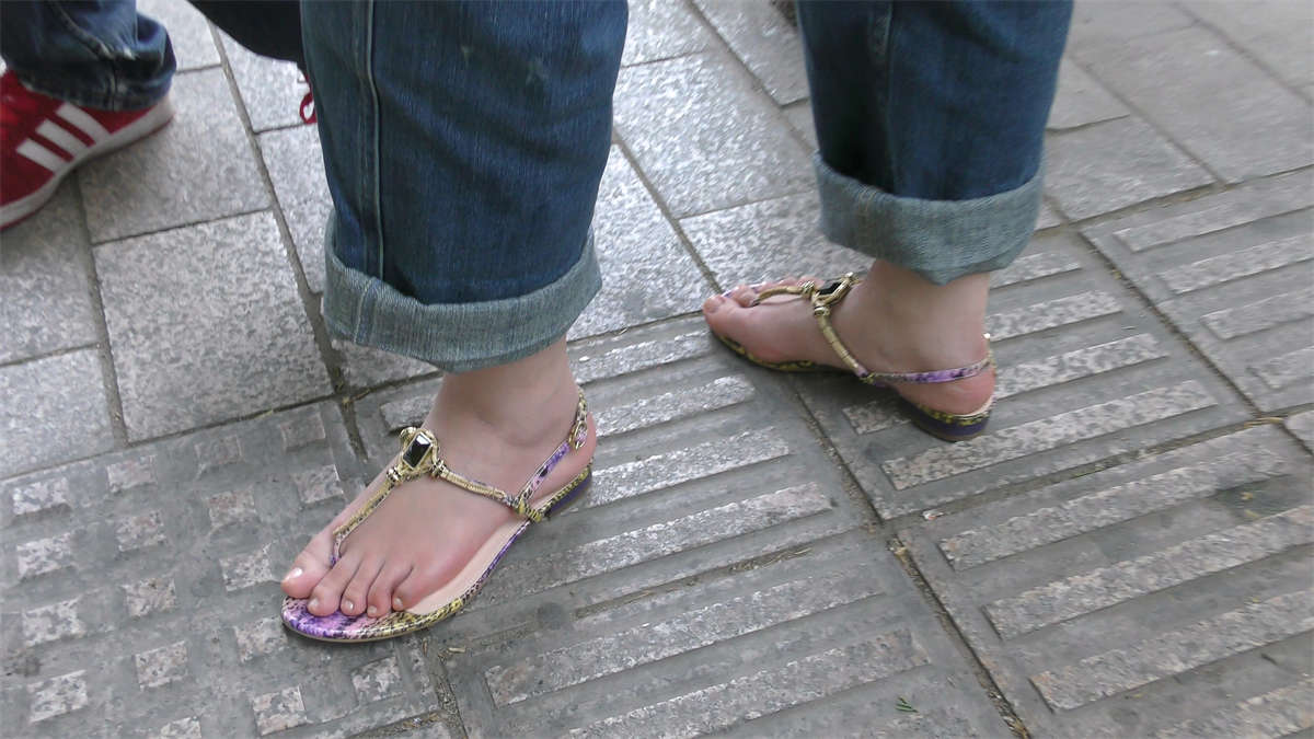 图片[2]-学妹的凉拖-日更街拍