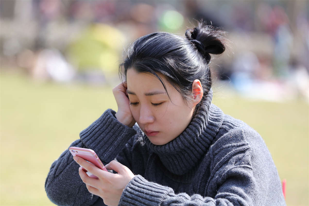 图片[2]-踏青公园街拍系列No.1670 人美图不多，脚底脚面全程重点-日更街拍