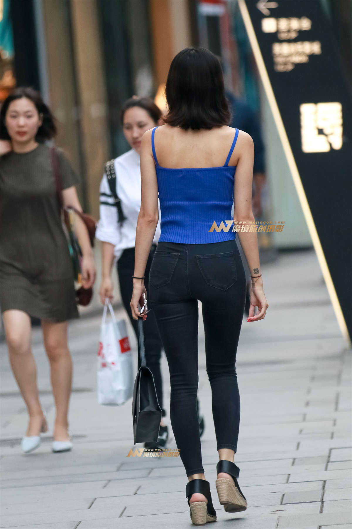 图片[2]-紧身牛仔 玲珑曲线-日更街拍