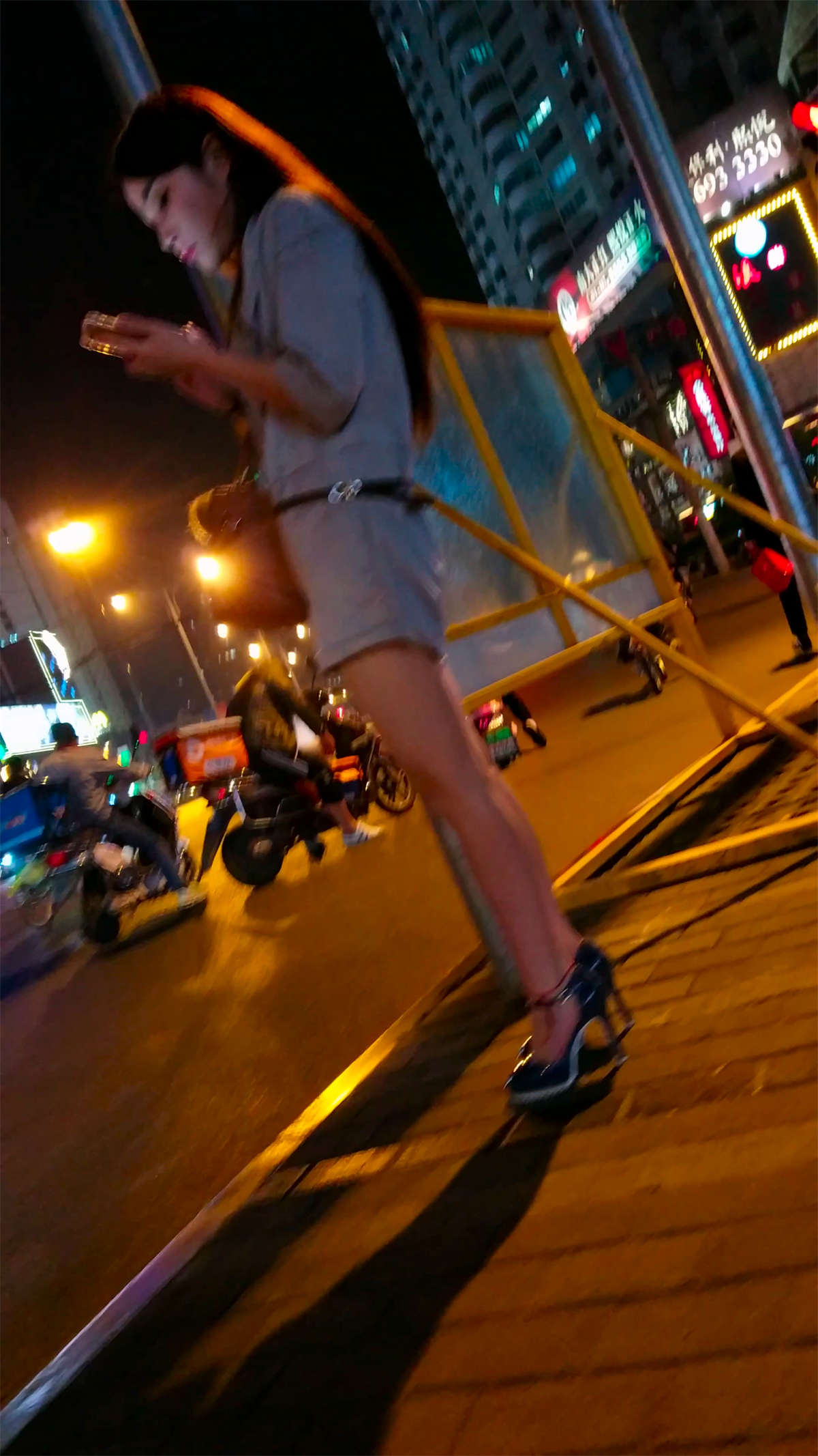 夜晚灰色短裤高跟极品长腿漂亮美少妇-日更街拍