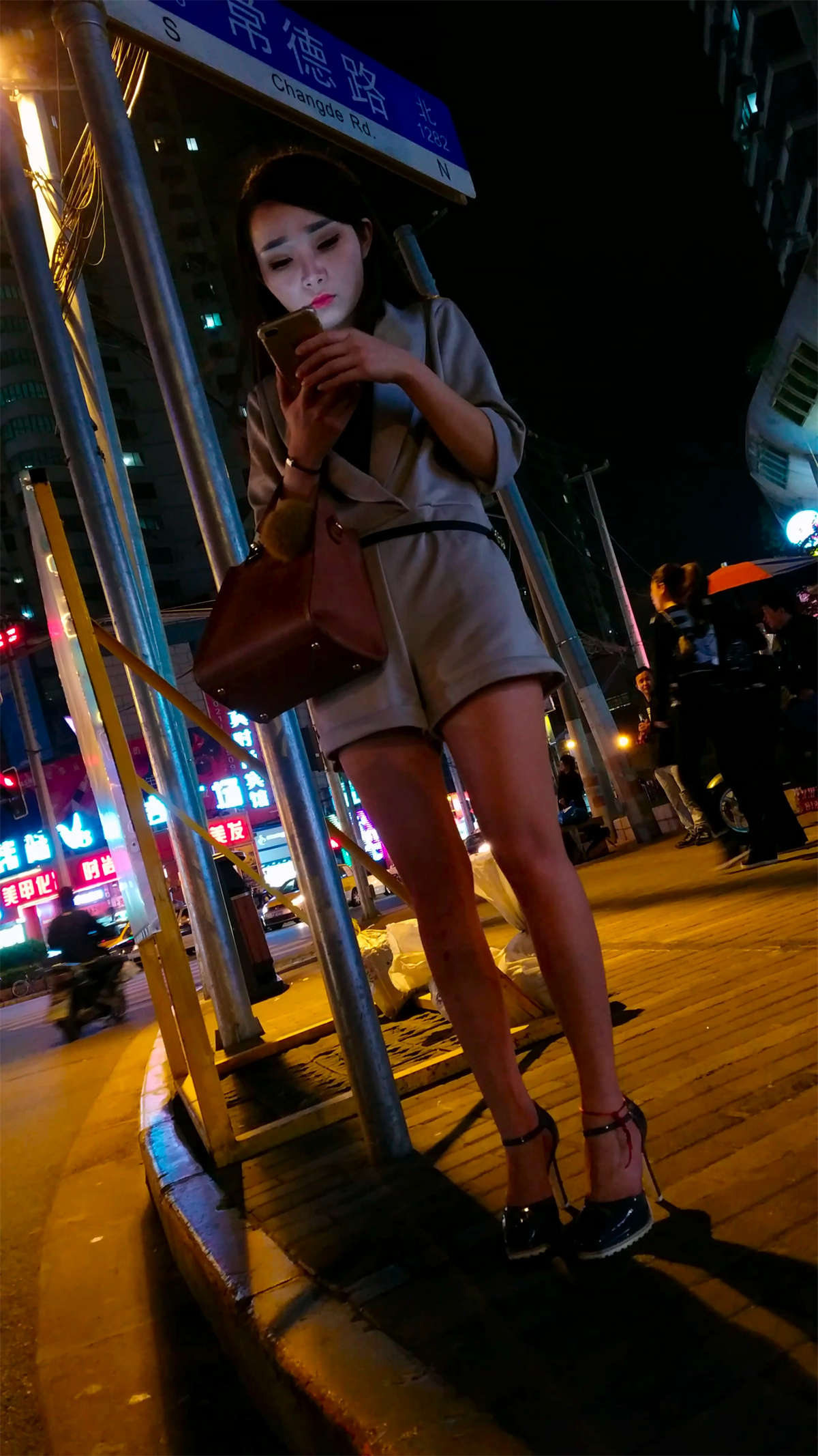 图片[2]-夜晚灰色短裤高跟极品长腿漂亮美少妇-日更街拍