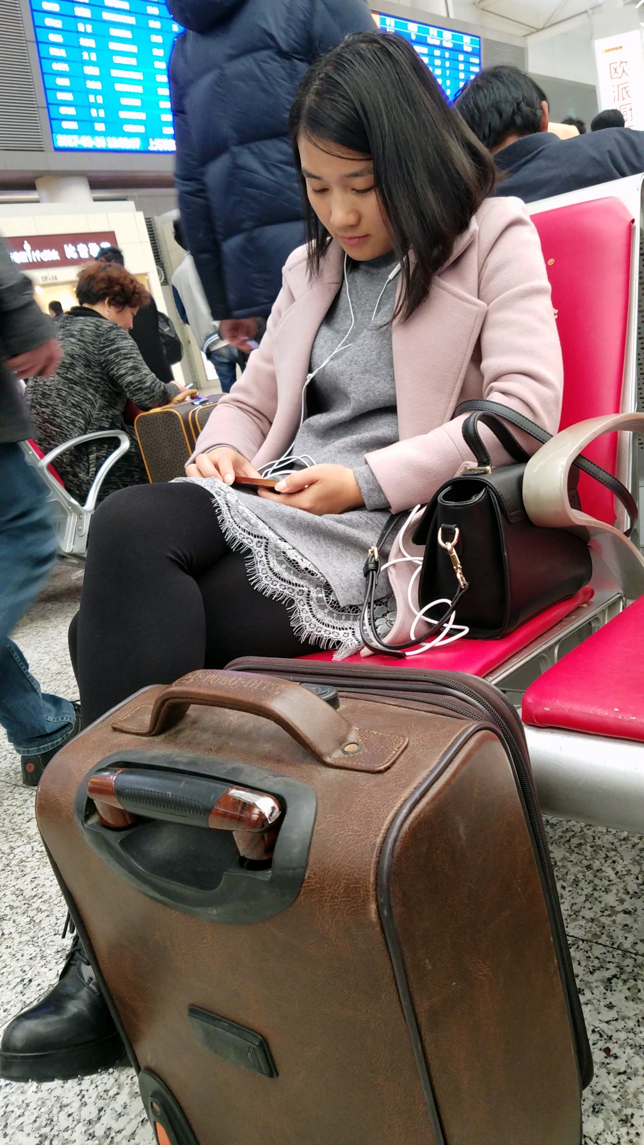 图片[2]-[4K高清视频]高铁站候车的黑色丝袜灰色连衣裙皮鞋少妇-日更街拍