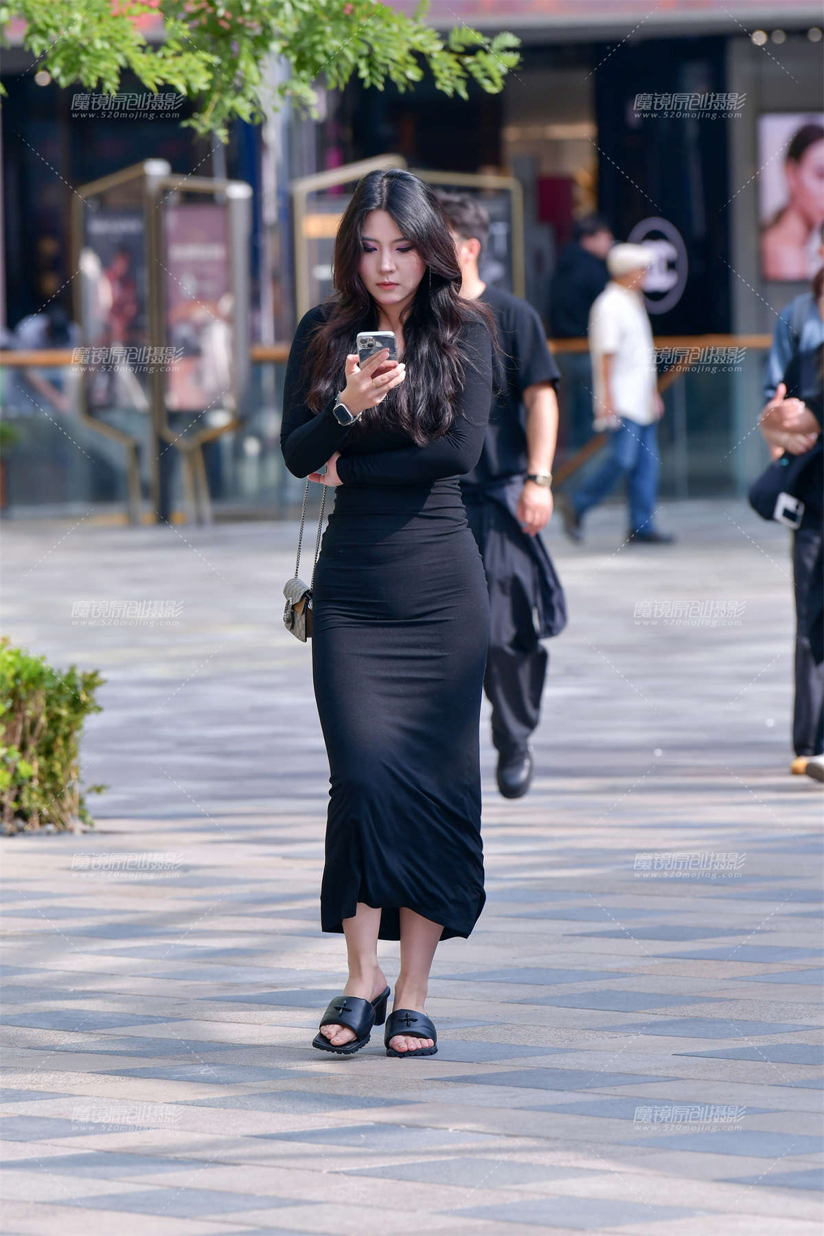 图片[2]-★紫眼影紧身黑裙美女-日更街拍