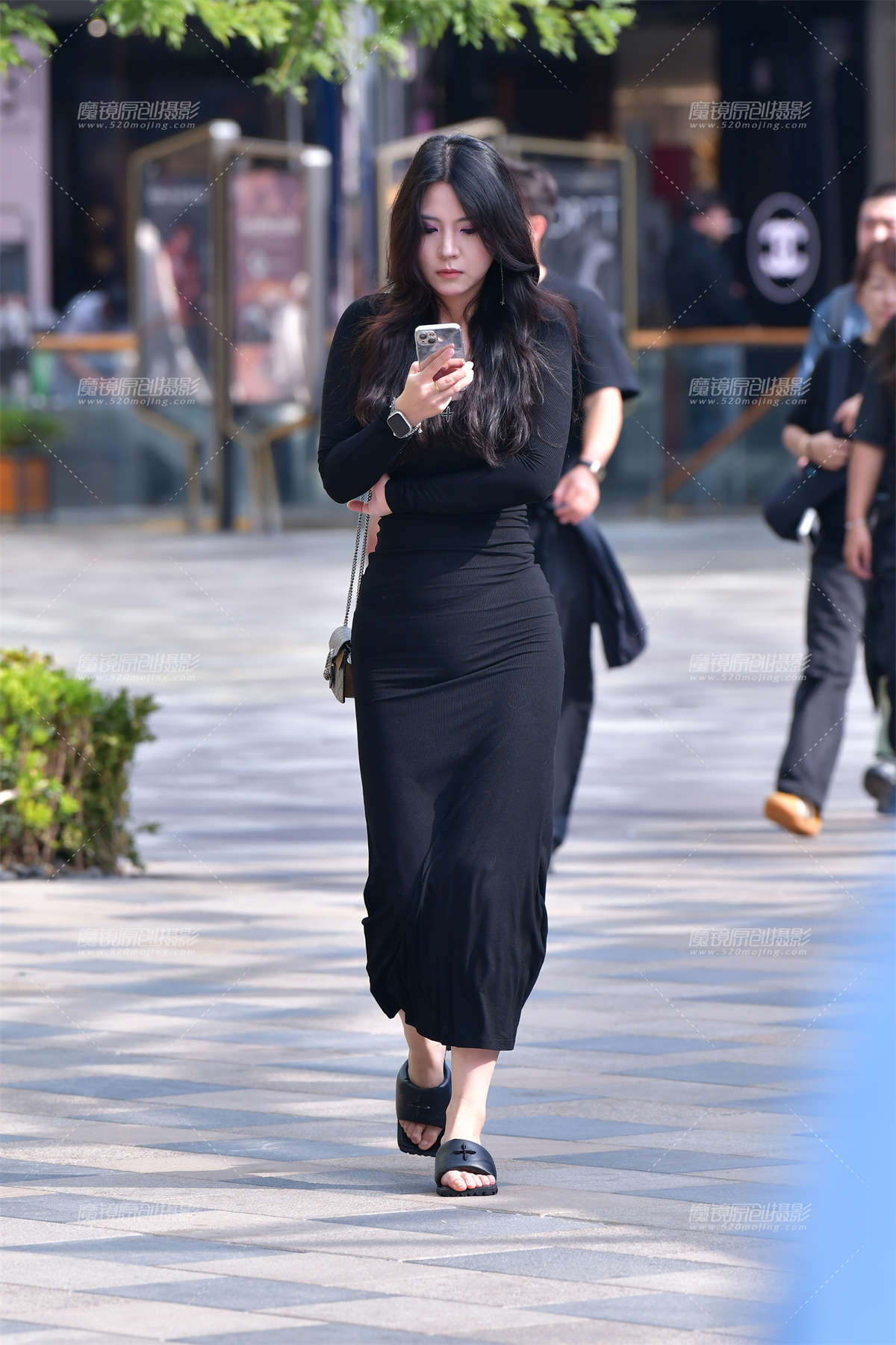 ★紫眼影紧身黑裙美女-日更街拍