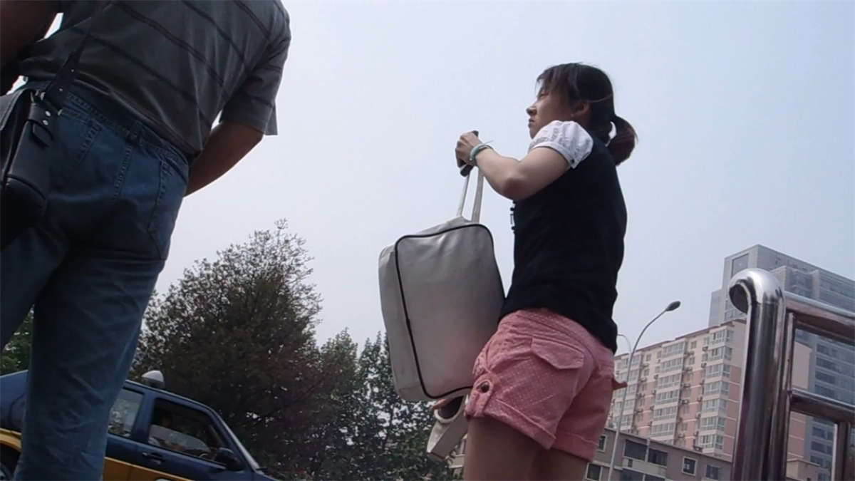 图片[2]-等车的妹子-日更街拍