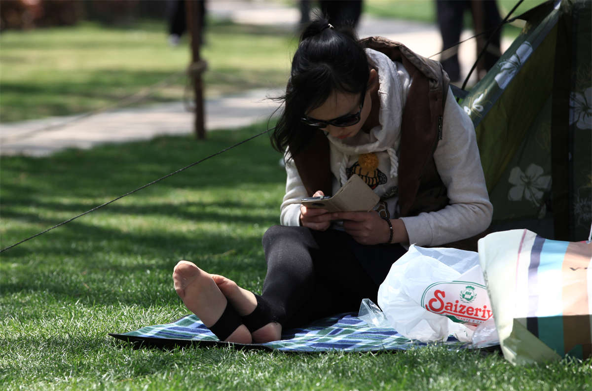 图片[2]-踏青公园街拍系列No.52 美少妇纤细玉足穿上肉丝，迎国庆高分诱惑-日更街拍