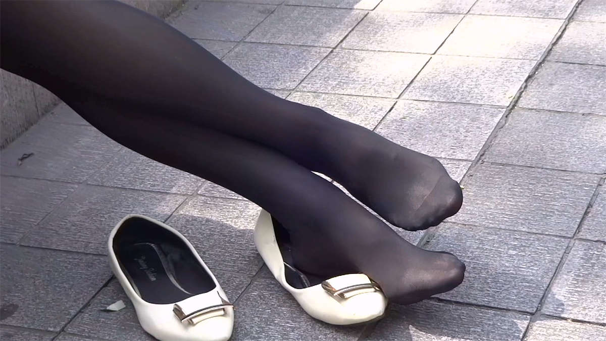 街边休息的成熟少妇插图1