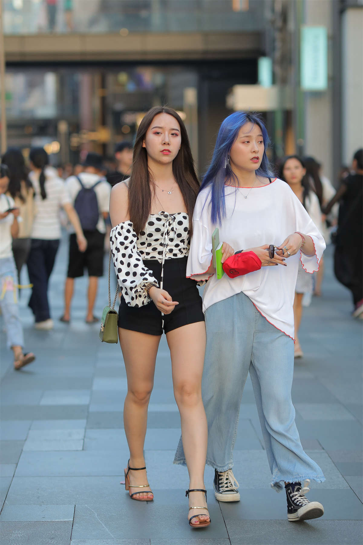 热裤香肩-日更街拍