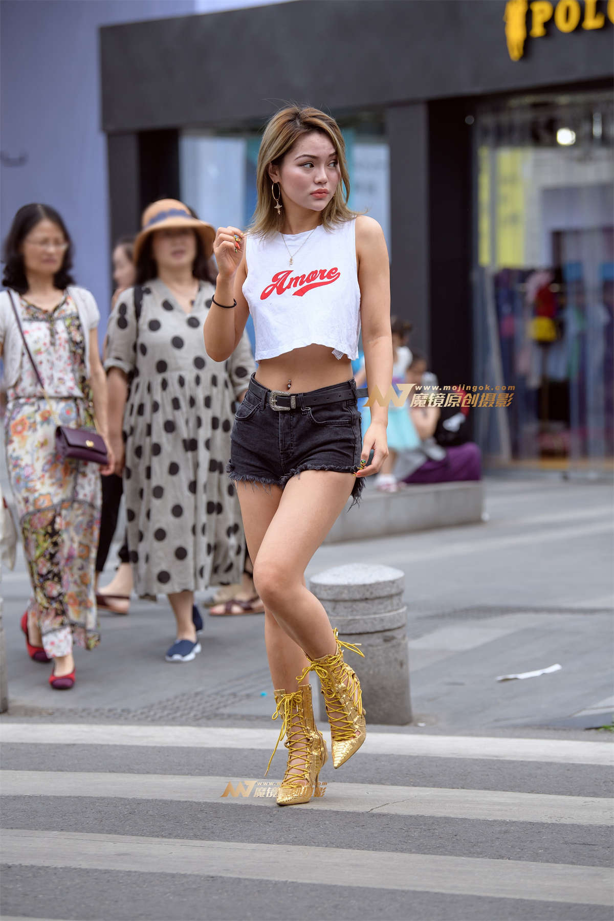 【久久赛帖】土豪金高跟鞋美女真空上阵-日更街拍