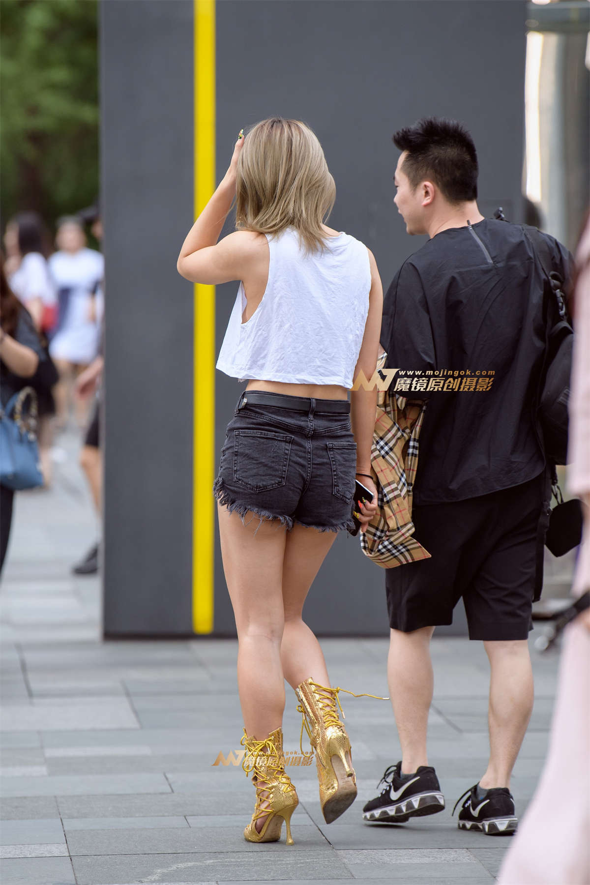 图片[2]-【久久赛帖】土豪金高跟鞋美女真空上阵-日更街拍