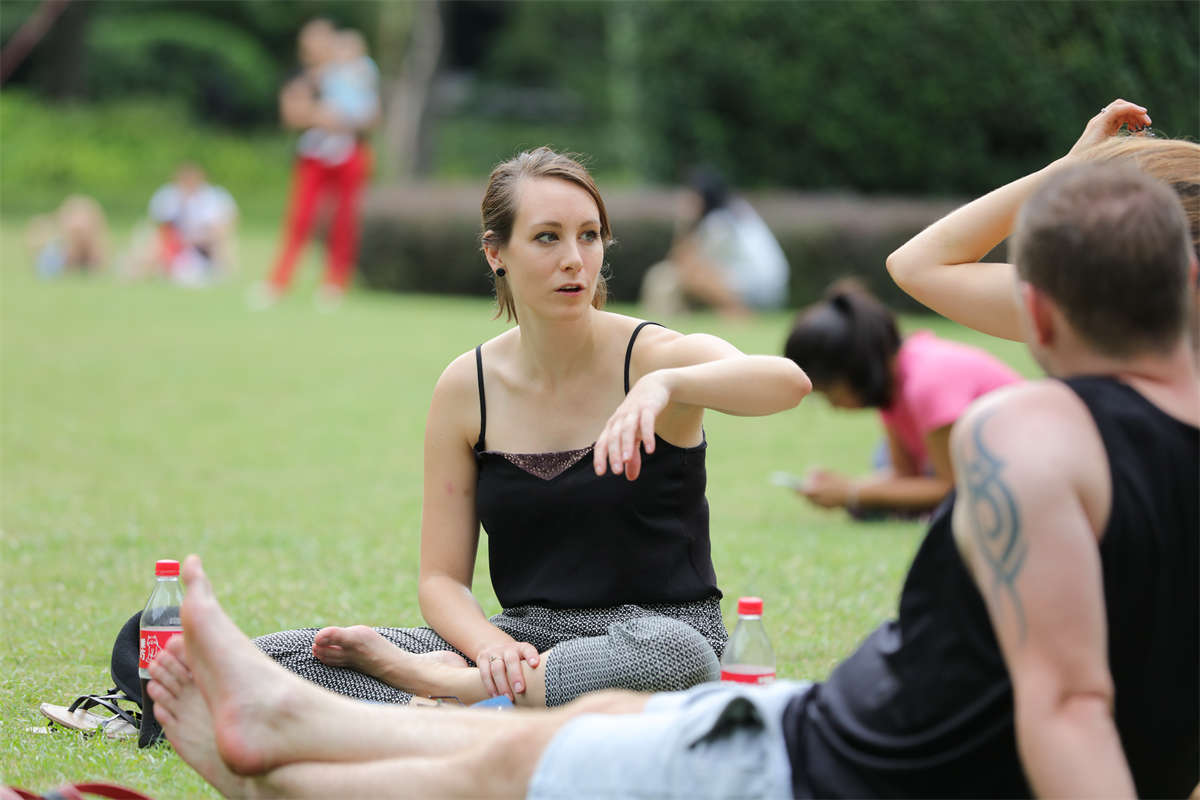 图片[2]-踏青公园街拍系列No.1671 全世界通吃的性感洋妹，顽皮地用双脚夹起地上的小草 第1套-日更街拍