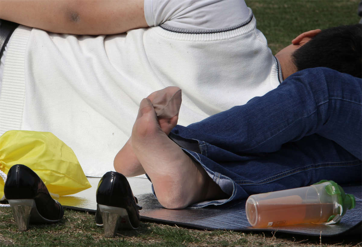 图片[2]-踏青公园街拍系列No.896 略显丰腴的少妇，超薄原味短肉丝-日更街拍