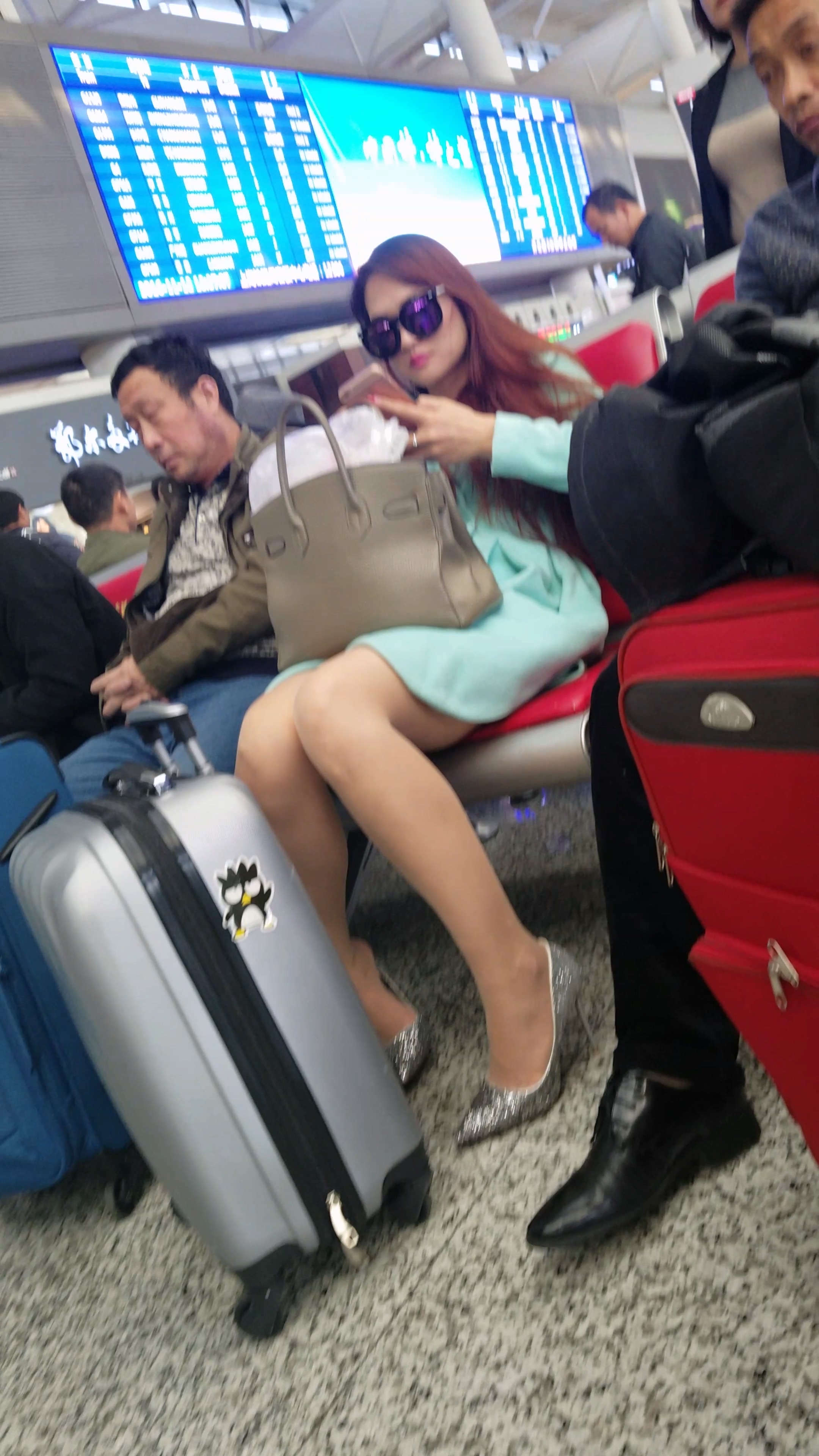 图片[2]-[4K高清视频]高铁站候车的绿色连衣裙肉色丝袜银色高跟墨镜妹子-日更街拍