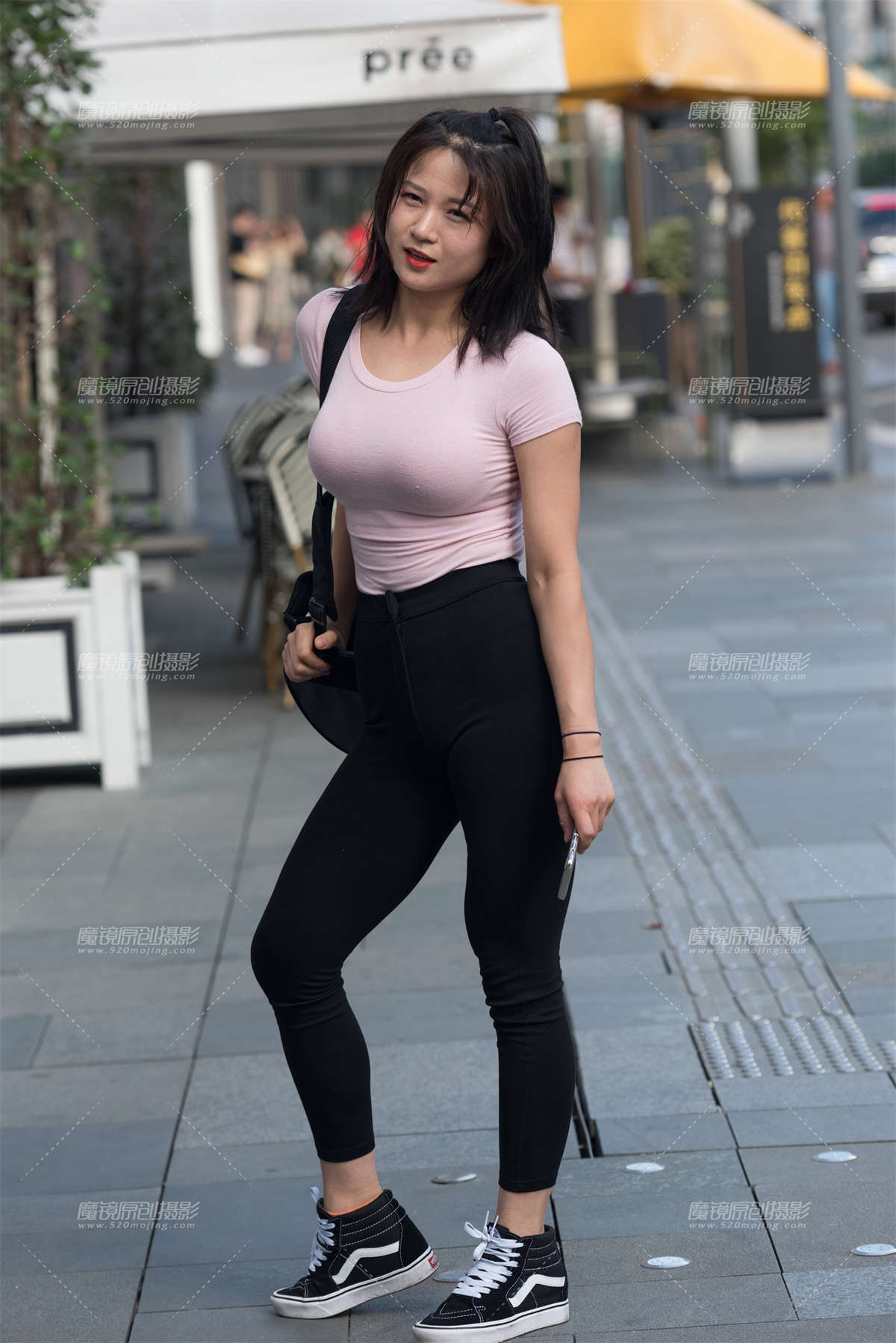 背包的美女-日更街拍