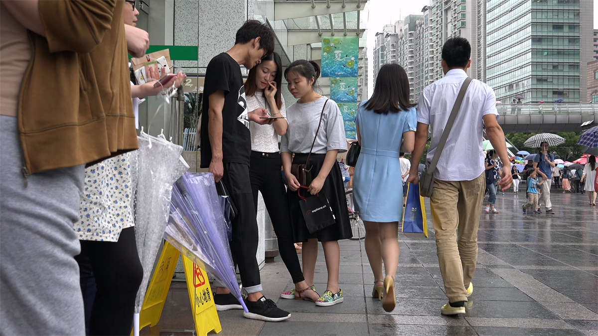 商场门口躲小雨的美女-日更街拍