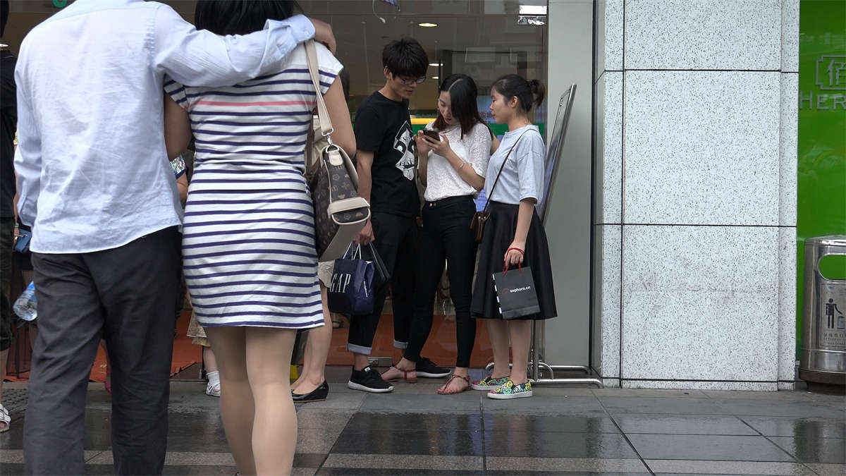 图片[2]-商场门口躲小雨的美女-日更街拍