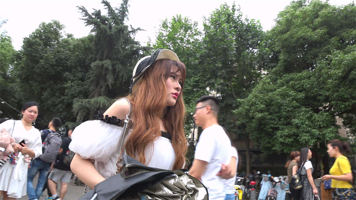 跟拍白色束腰连衣短裙高跟白腿漂亮美眉-日更街拍