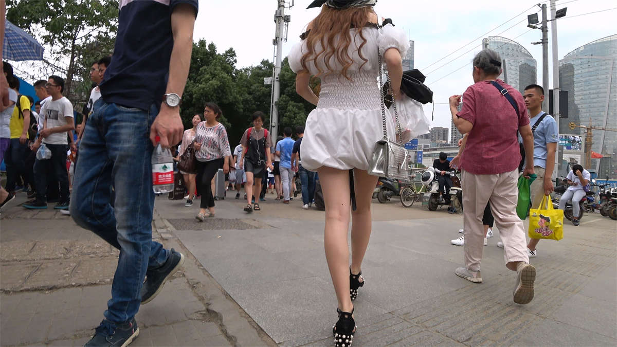 图片[2]-跟拍白色束腰连衣短裙高跟白腿漂亮美眉-日更街拍