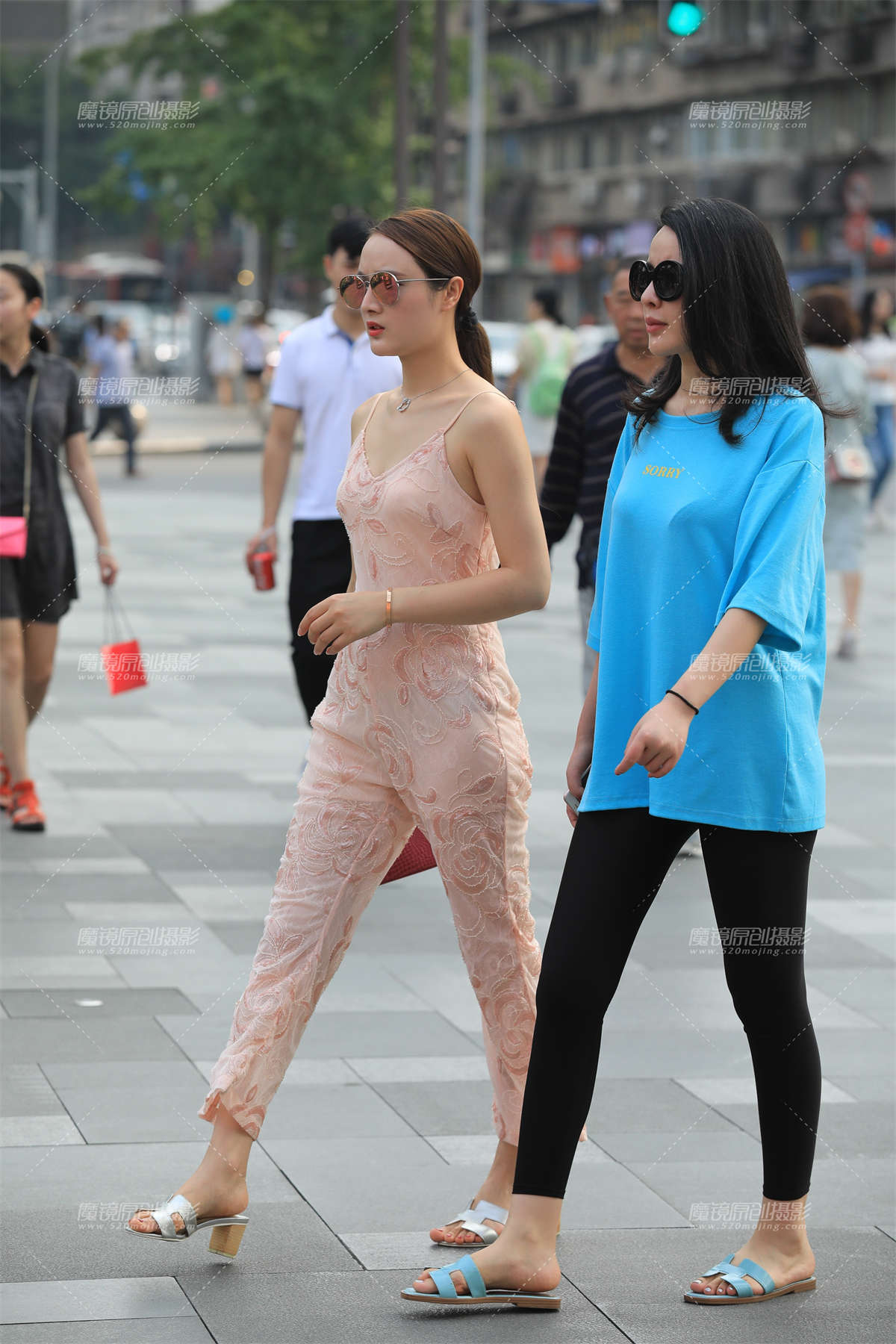 碎花连体 有点小性感-日更街拍