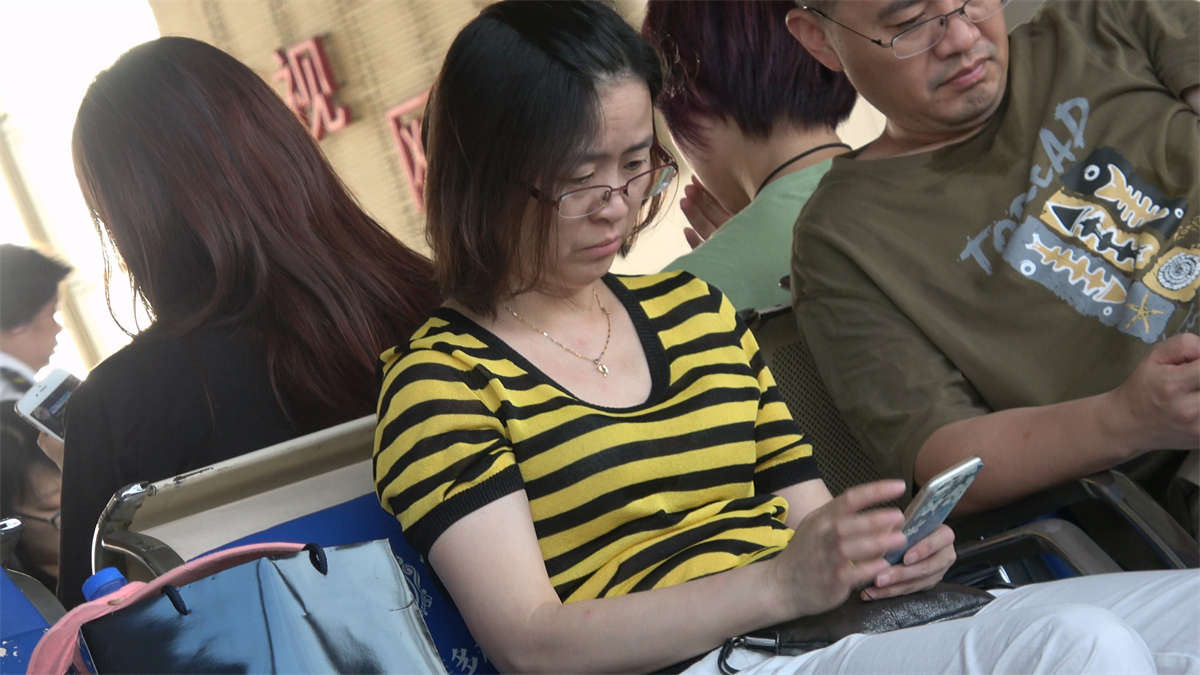 图片[2]-白皙美足眼镜少妇沉思-日更街拍