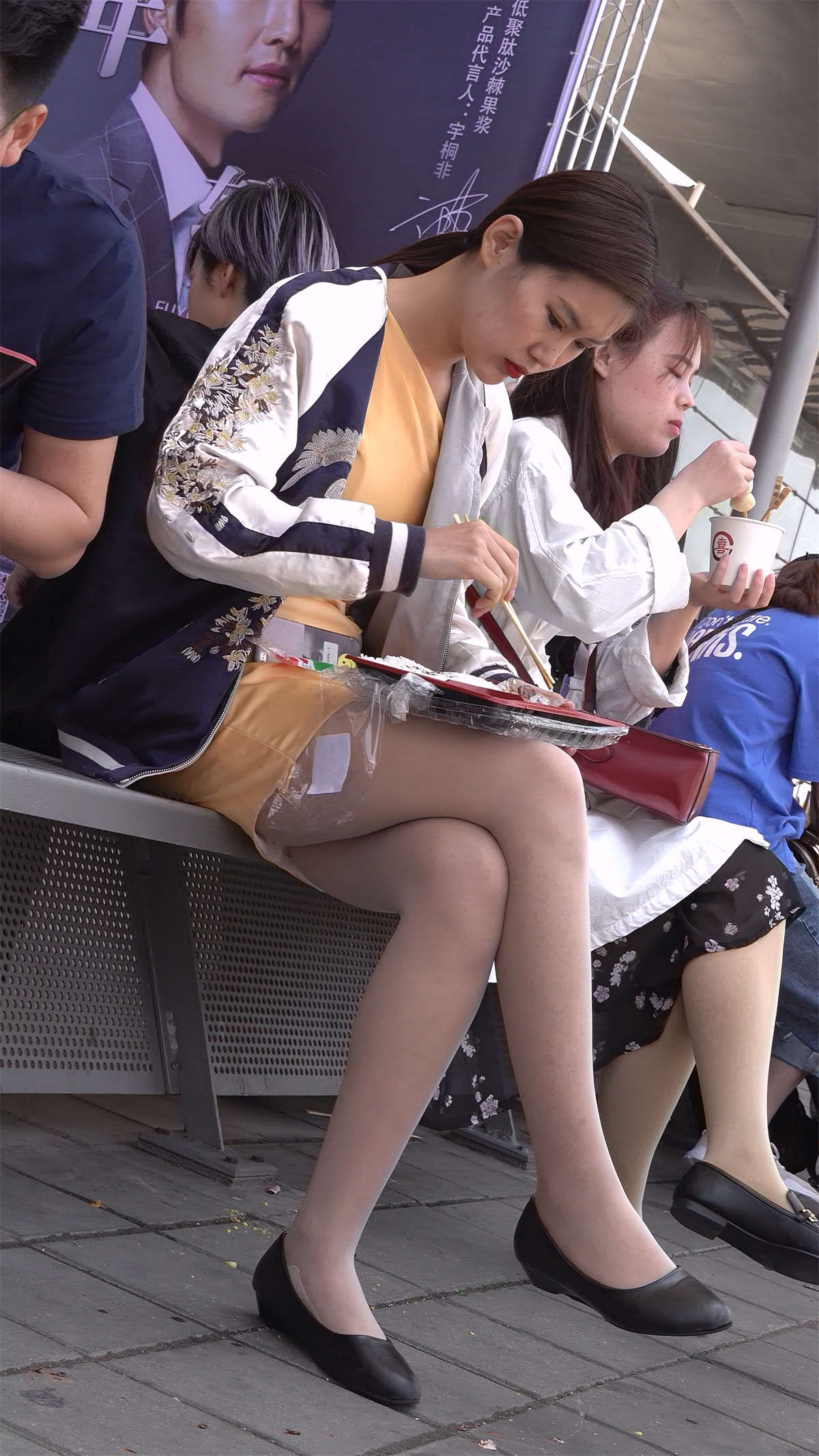 图片[2]-吃外卖肉丝妹子-日更街拍