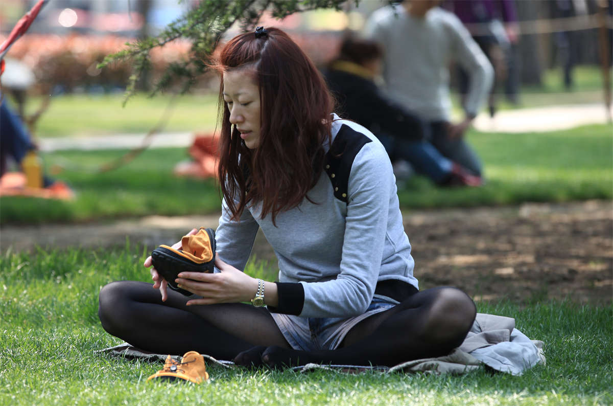 图片[2]-踏青公园街拍系列No.53 明媚阳光是黑丝的最好搭配-日更街拍