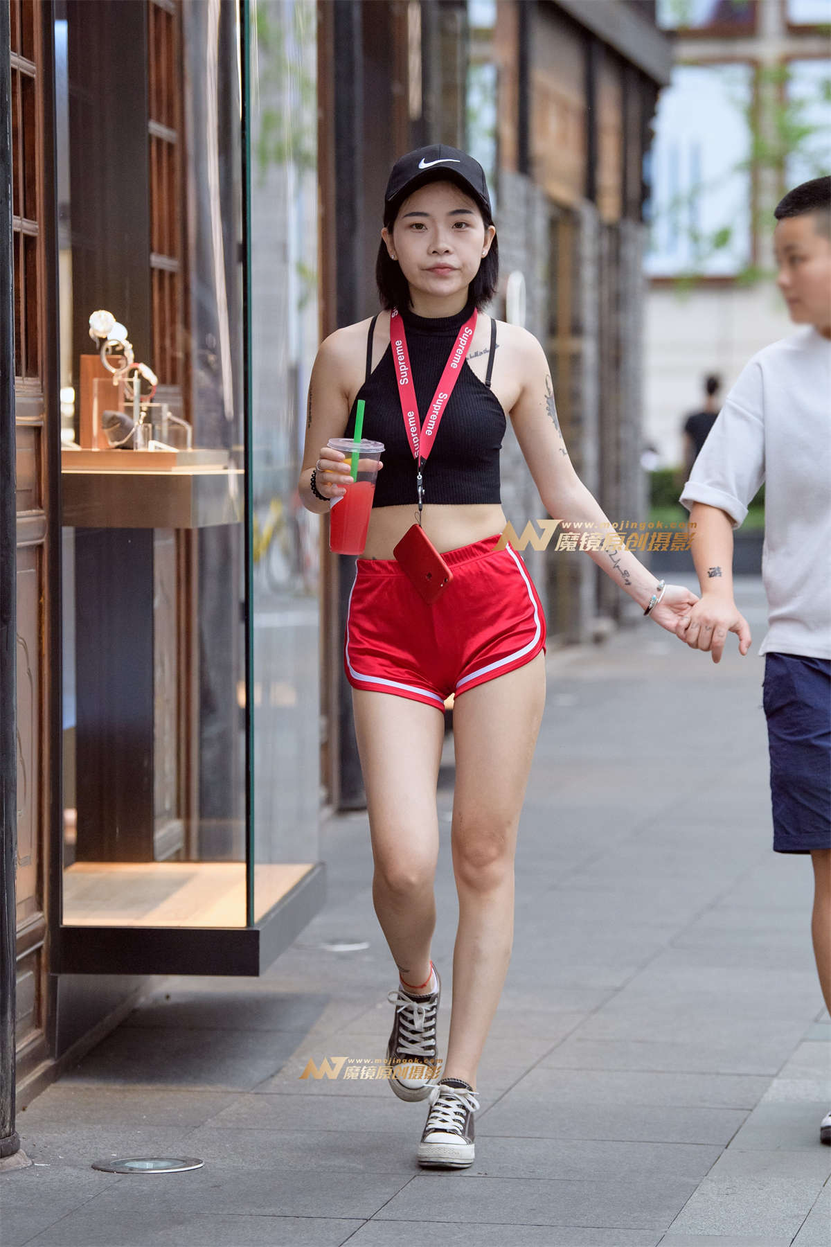 【久久赛帖】万绿丛中一点红-日更街拍