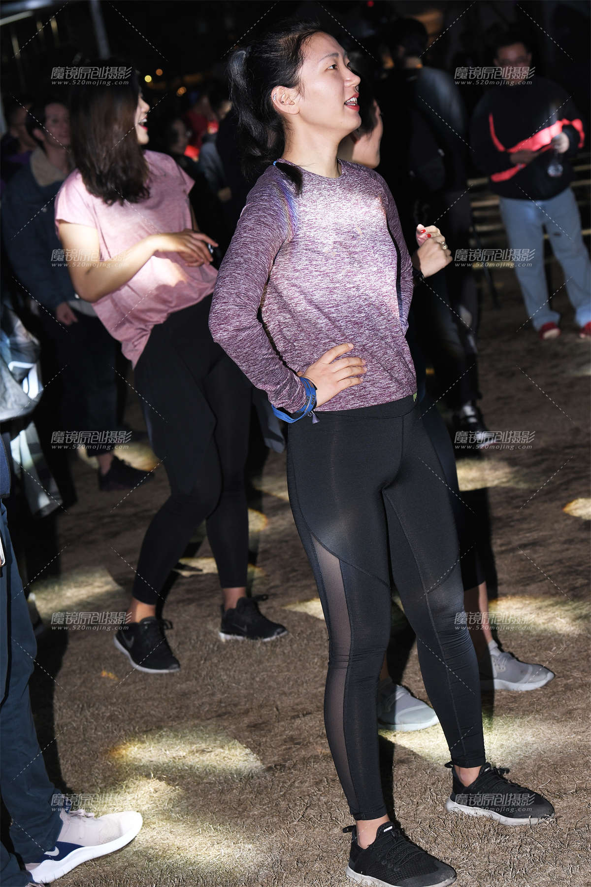 【咔喳赛帖】夜间的草坪-日更街拍