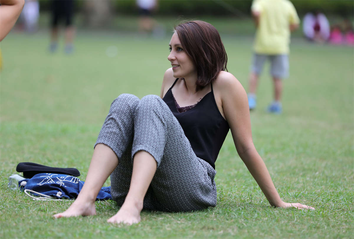 图片[2]-踏青公园街拍系列No.1672 全世界通吃的性感洋妹，顽皮地用双脚夹起地上的小草 第2套-日更街拍