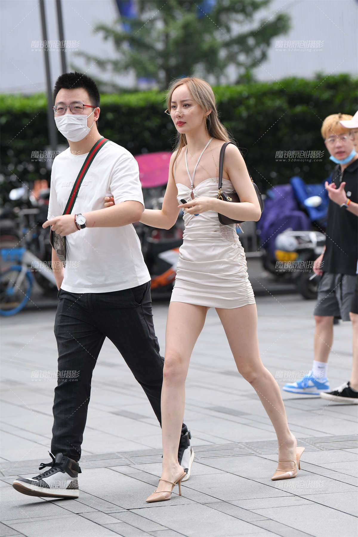 白皙美腿高跟美女-日更街拍