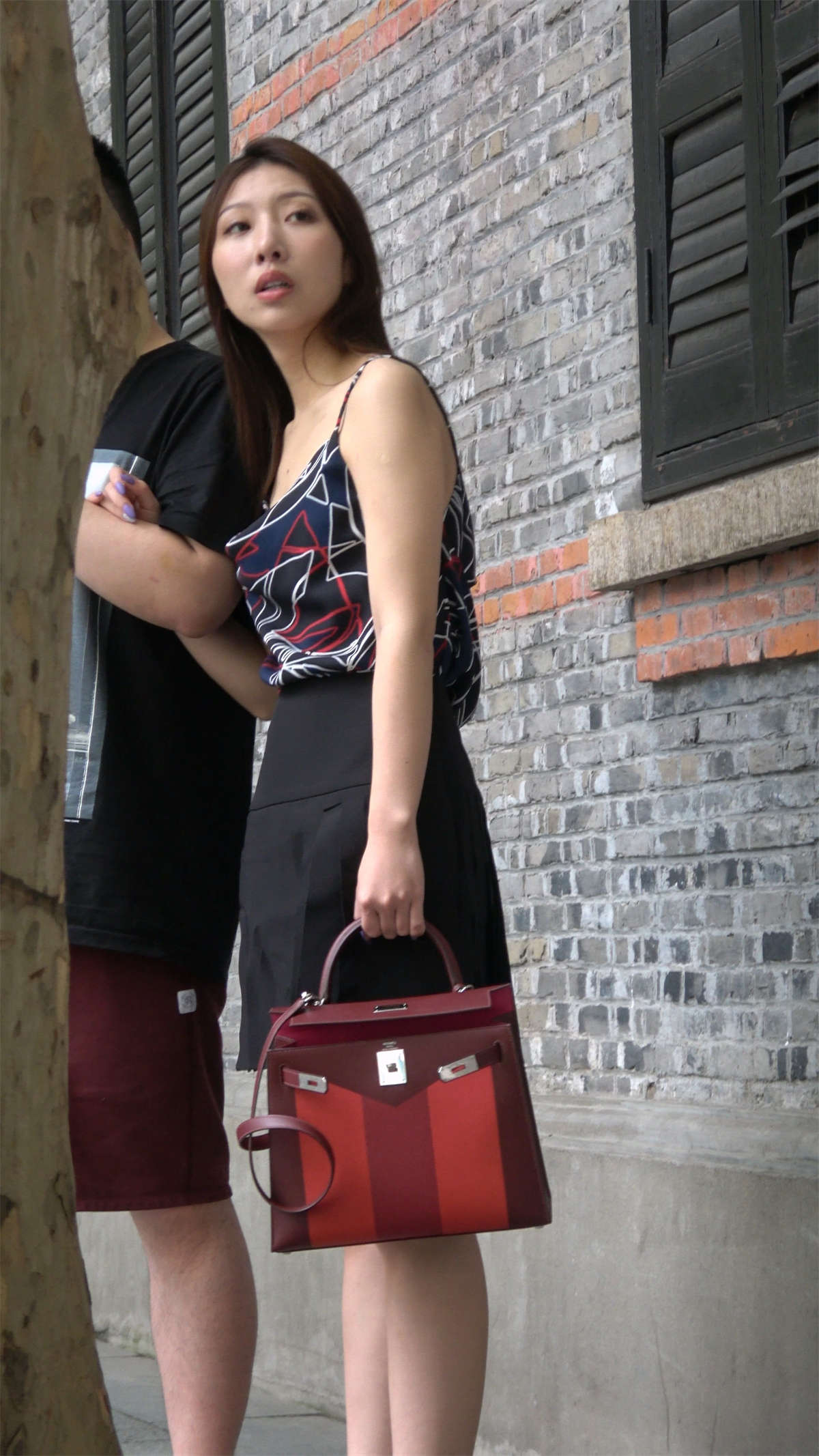 图片[2]-性感低胸吊带配百褶短裙妹子-日更街拍