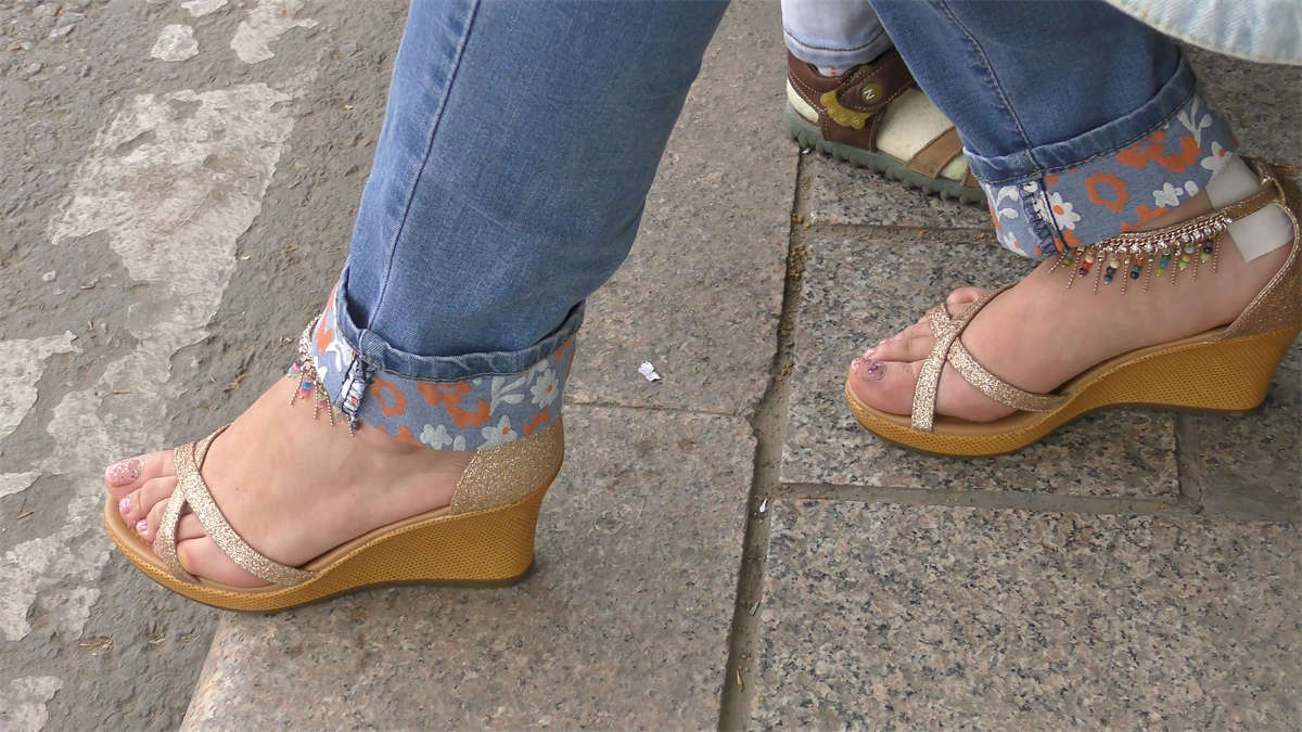 图片[2]-美甲的亮片与凉鞋上的亮钻相得益彰-日更街拍