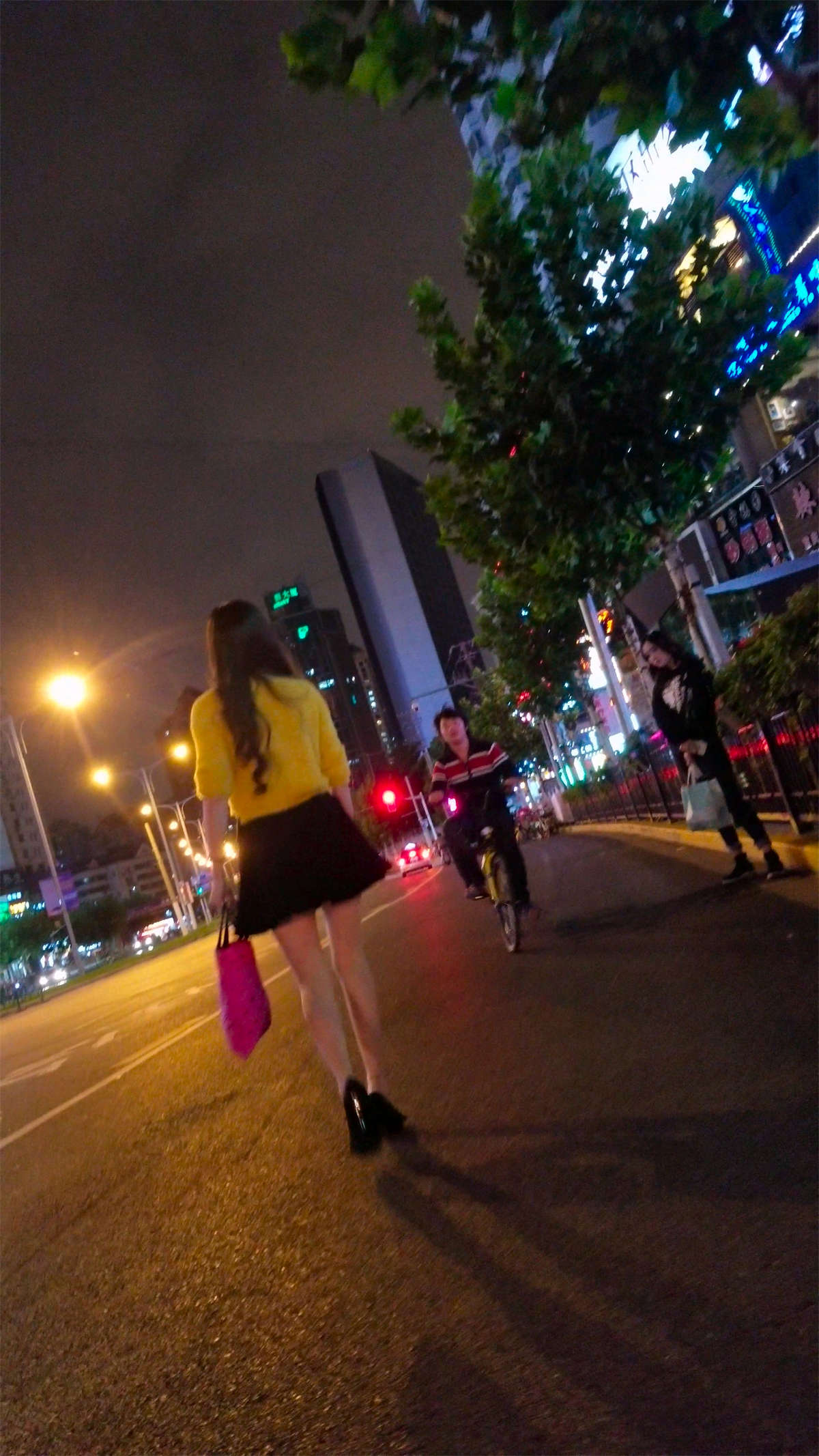 黄色毛衣黑色短裙高跟肉丝极品美腿美少妇-日更街拍
