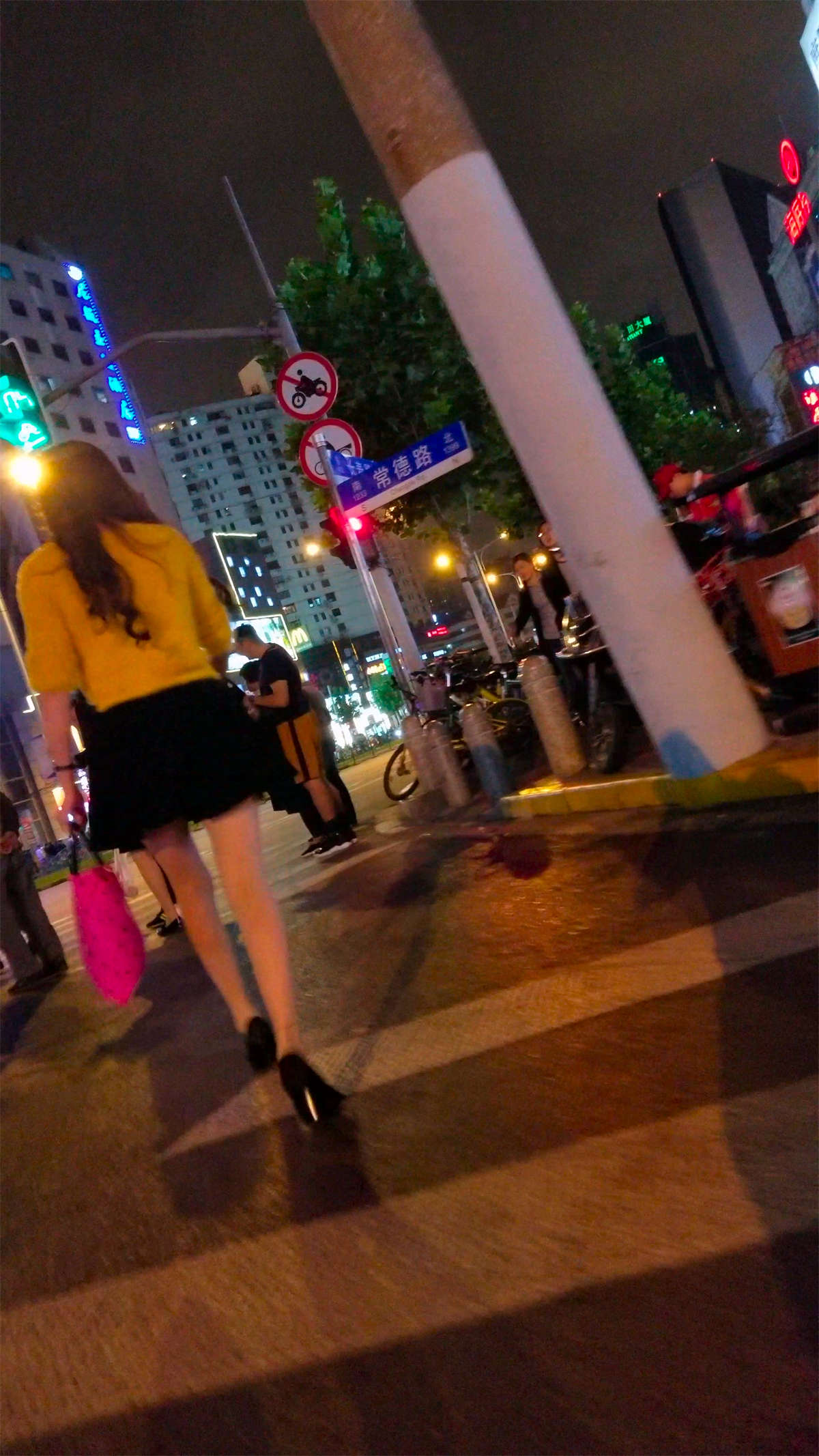 图片[2]-黄色毛衣黑色短裙高跟肉丝极品美腿美少妇-日更街拍