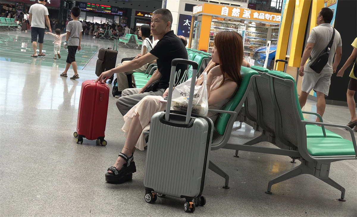 图片[2]-候车室的高跟美足-日更街拍
