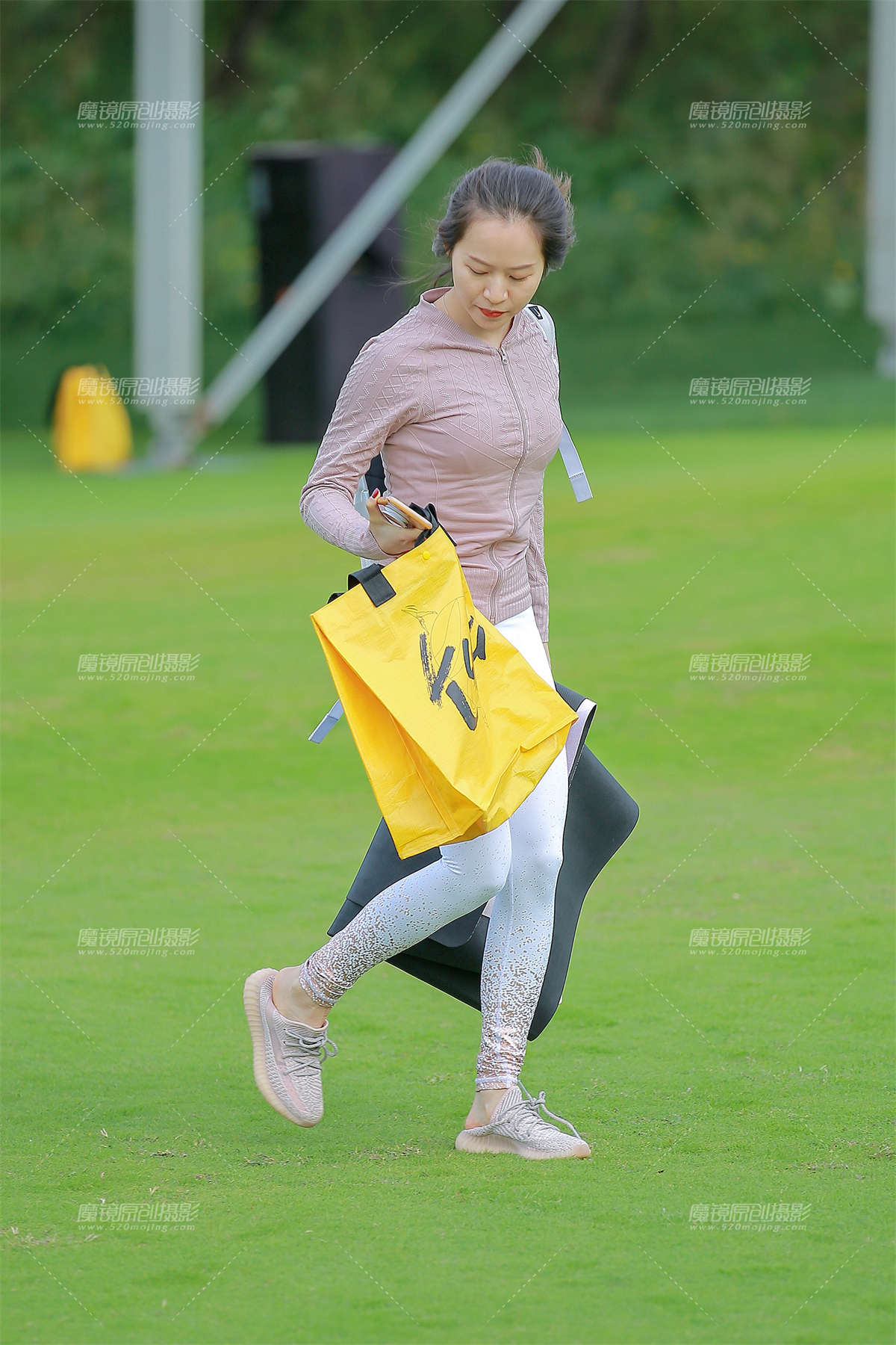 【玻璃赛帖】白色瑜伽裤美女插图1