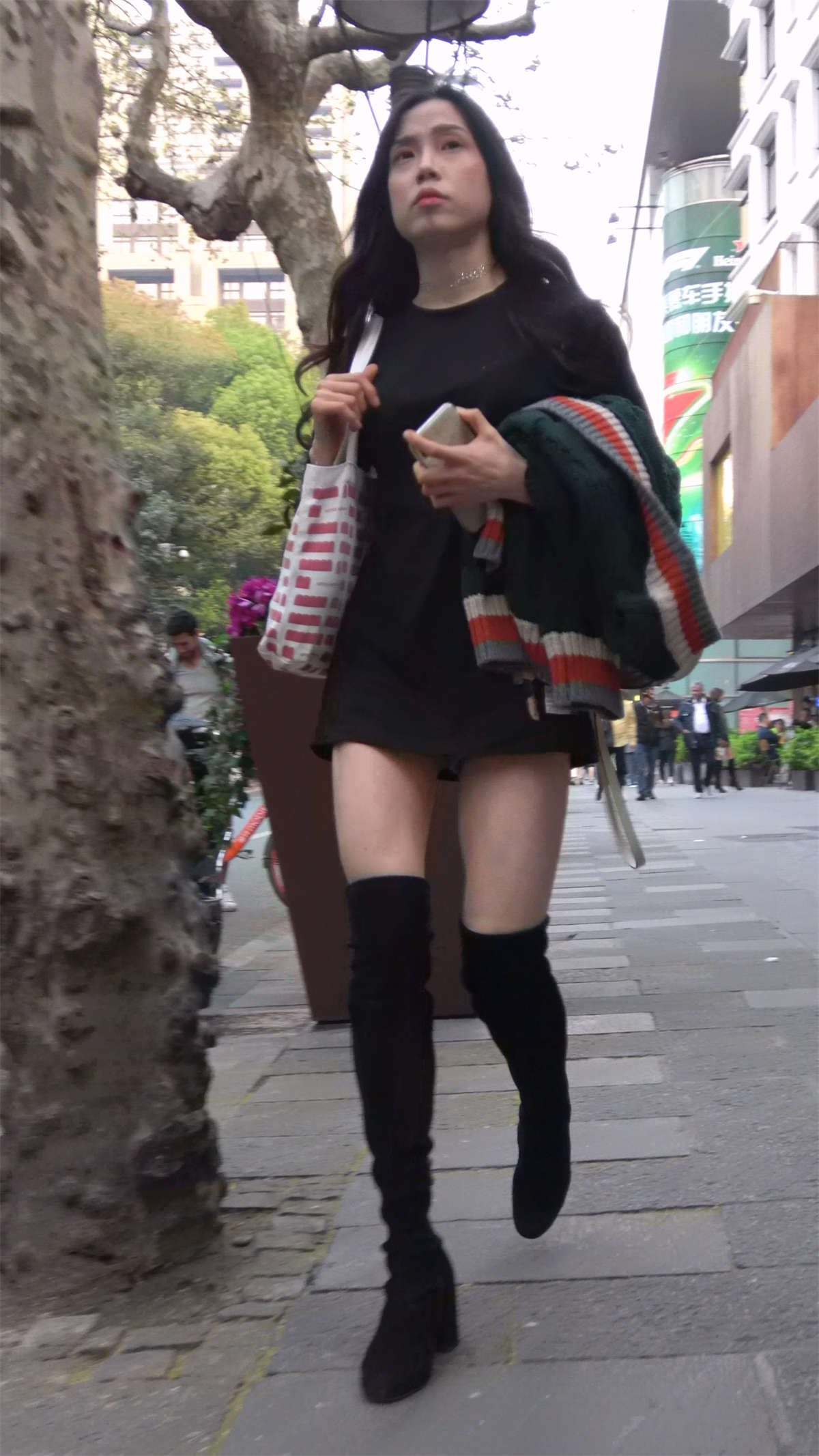 图片[2]-黑色长靴性感美腿姑娘-日更街拍