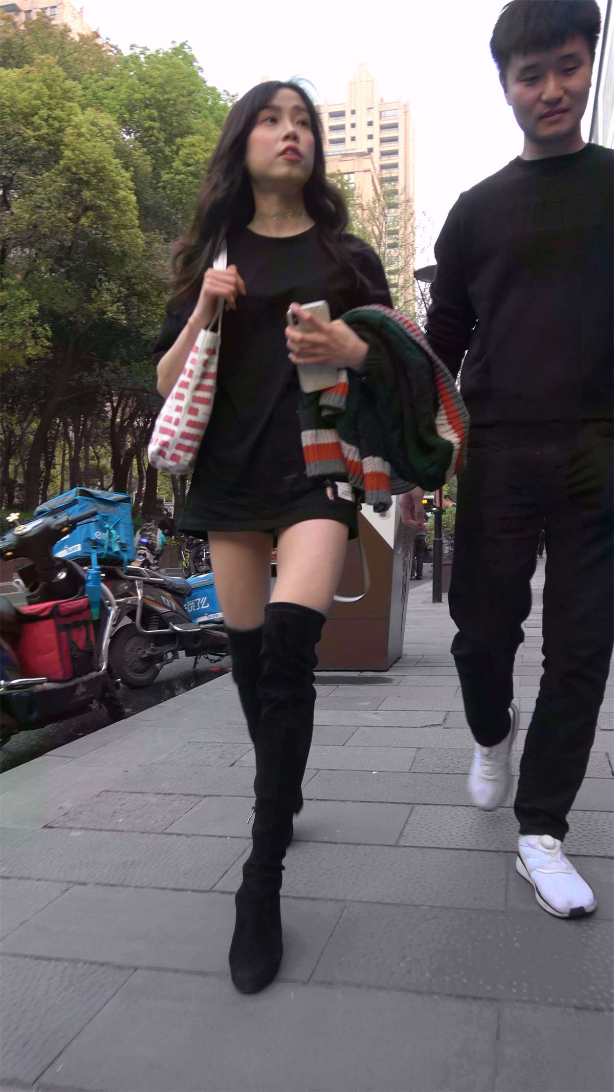 黑色长靴性感美腿姑娘-日更街拍