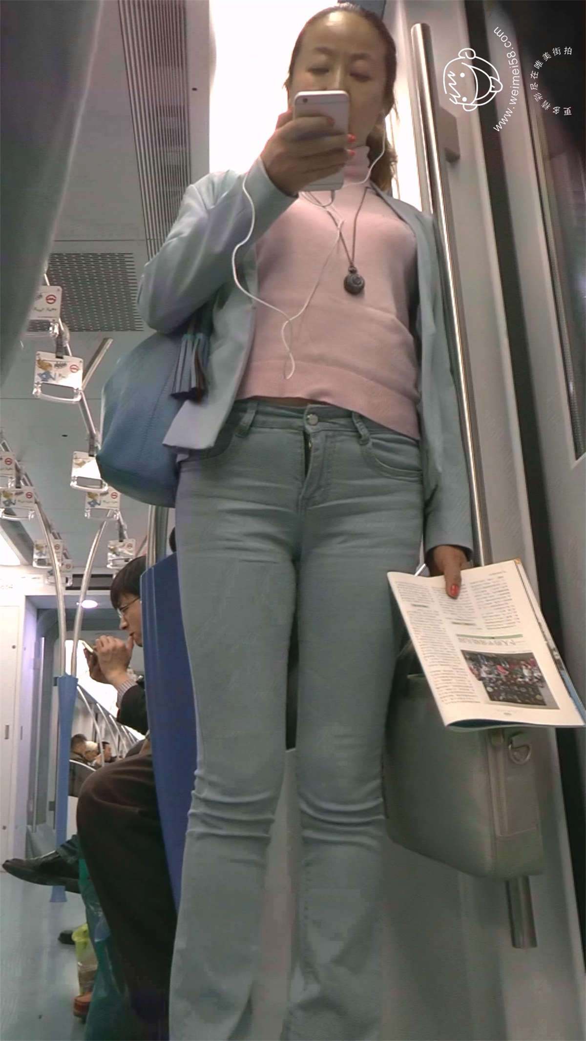 地铁上的紧身牛仔裤熟妇-日更街拍