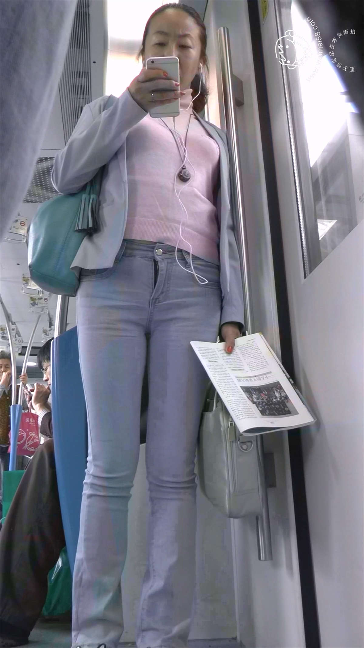 图片[2]-地铁上的紧身牛仔裤熟妇-日更街拍