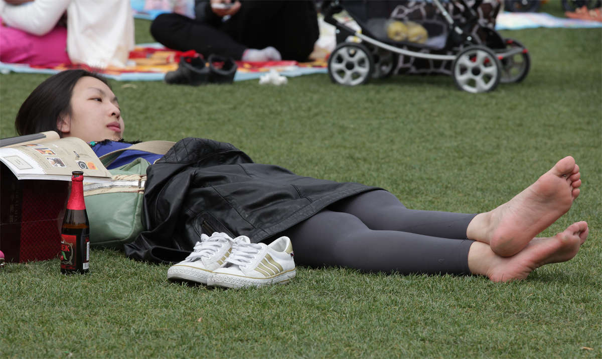 图片[2]-踏青公园街拍系列No.741 如此美足值得在草坪正中央大方展示-日更街拍