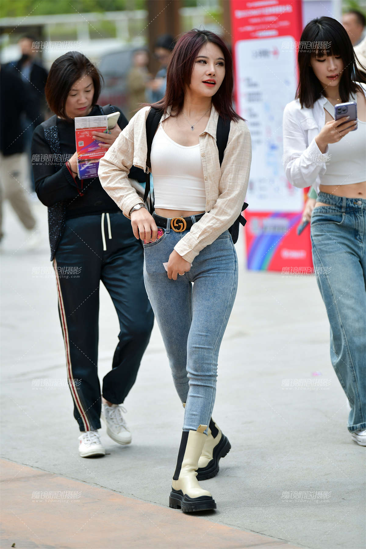 ★漂亮紧身牛仔裤美女-日更街拍