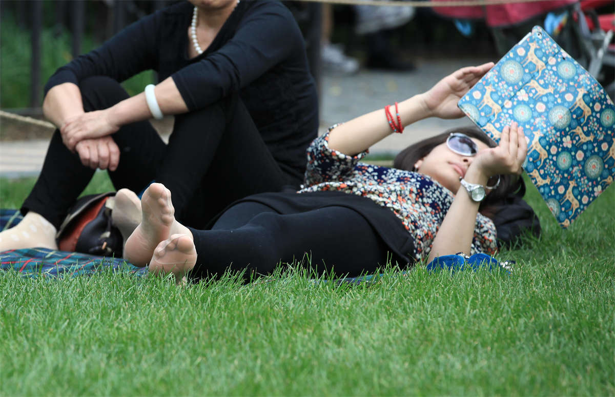 图片[2]-踏青公园街拍系列No.54 墨镜MM对不断接近的我表示出了好奇-日更街拍